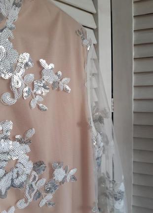 Нарядное платье с вышивкой пайетками в цветы с вырезом, бахромой, кисточками prettylittlething7 фото