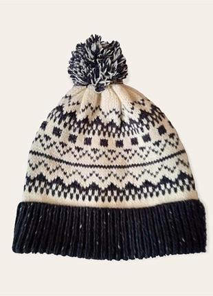 Сіро біла шапка з прінтом