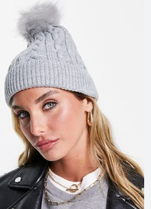 Сіра шапка в коси з помпоном.