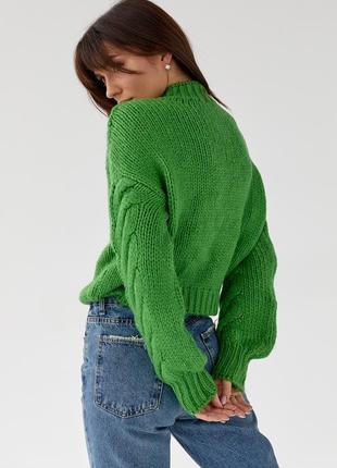 Укорочений светр крупної в'язки з косами