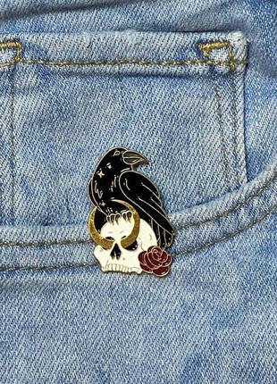 Значок / пін металевий ворон чаклун