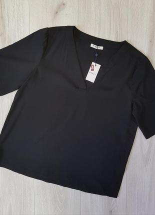 Черная блуза с коротким рукавом и теугольным вирезом1 фото