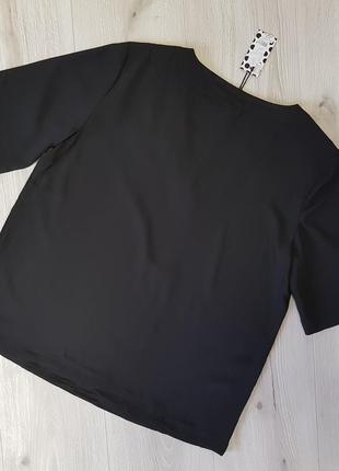 Черная блуза с коротким рукавом и теугольным вирезом2 фото