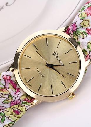 Кварцевые женские наручные часы с цветочным принтом8 фото
