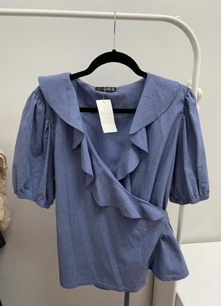 Голуба блуза з рюшами