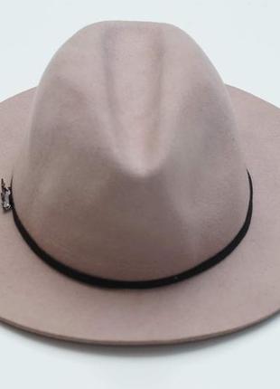 Жіночий капелюх maison scotch нюдового кольору.