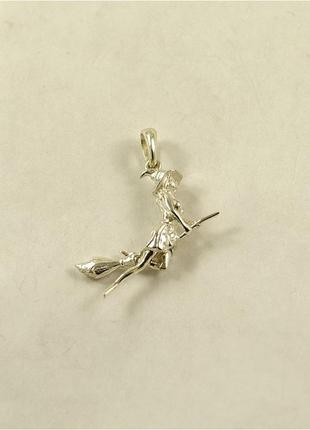 Кулон ведьма на метле