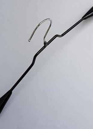 Плечики вешалки тремпеля  металлический в силиконовом покрытии широкий черного цвета, длина 42 см4 фото