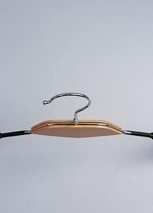 Плечики вешалки тремпеля металлический в силиконовом покрытии со вставкой из светлого дерева, длина 43 см3 фото