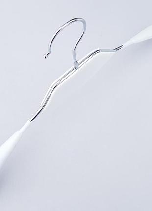 Плечики вешалки тремпеля металлический в силиконовом покрытии со вставкой из дерева белого цвета, длина 40 см4 фото