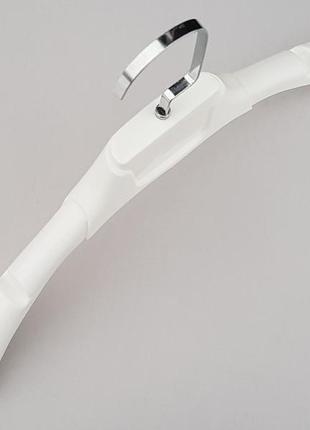Плічка вішалки тремпеля tz8821 з антиковзаючим ребристим плечем білого кольору, довжина 38,5 см5 фото