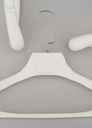 Плечики вешалки тремпеля tzp8821 с антискользящим ребристым плечом белого цвета, длина 38,5 см