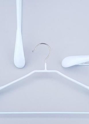 Плечики вешалки тремпеля металлический в силиконовом покрытии широкий белого цвета , длина 43,5 см