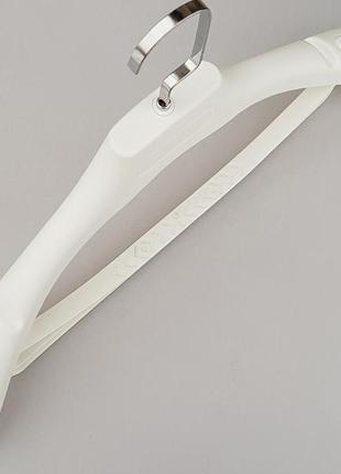 Плічка вішалки тремпеля tzp6682 з антиковзаючим ребристим плечем білого кольору, довжина 44,5 см6 фото