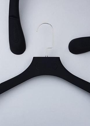 Плечики вешалки тремпеля  широкий матовый soft-touch  черного цвета, длина 45 см1 фото