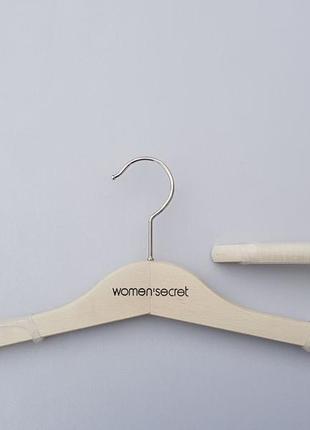 Длина 40 см, в упаковке 5 штук. плечики вешалки тремпеля women secret белого цвета.