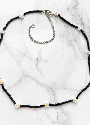 Чорний чокер на шию ромашки