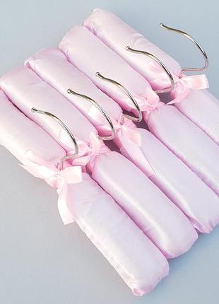 Плечики вешалки тремпеля мягкие сатиновые нежно розового цвета, длина 25 см
