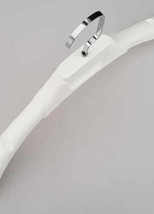 Плічка вішалки тремпеля tz8822 з антиковзаючим ребристим плечем білого кольору, довжина 43,5 см5 фото