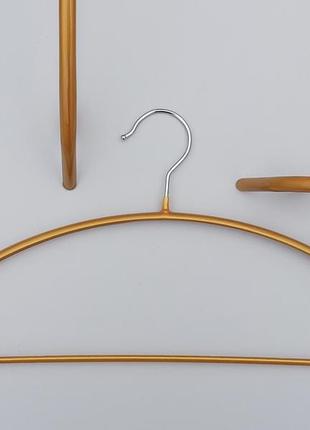 Плечики вешалки тремпеля металлический в силиконовом покрытии золотого цвета, длина 42  см