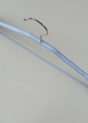 Плічка вішалки тремпеля металевий в силіконовому покритті широкий ніжно блакитного кольору , довжина 45 см2 фото