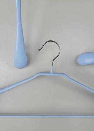 Плечики вешалки тремпеля металлический в силиконовом покрытии широкий нежно-голубого цвета , длина 45 см