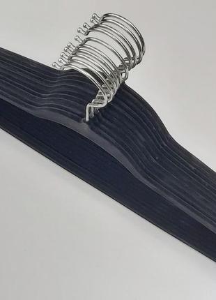 Плечики, длина 45 см, в упаковке 10 штук, тремпеля флокированные (бархатные, велюровые) черного цвета1 фото