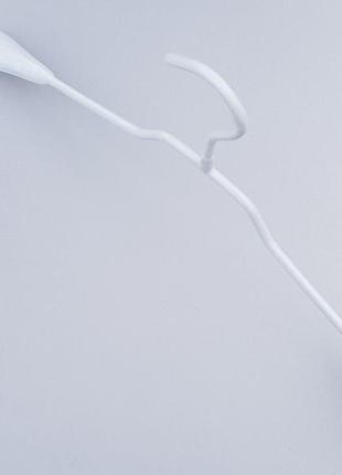 Плечики вешалки тремпеля металлический в силиконовом покрытии широкий белого цвета, длина 43 см2 фото