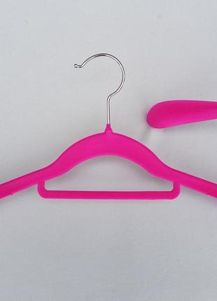 Плечики вешалки тремпеля флокированные (бархатные, велюровые) цвета фуксии, длина 42 см