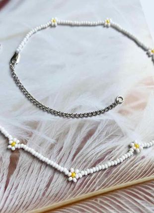 Білий чокер на шию ромашки