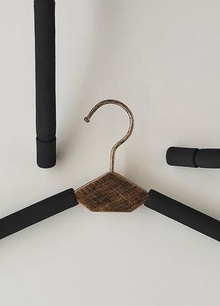 Плічка довжина 40,5 см вішалки тремпеля поролонові чорного кольору із металічною вставкою бронзового кольору