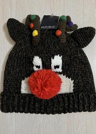 Очень красивая и стильная брендовая вязаная шапка.