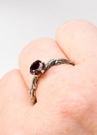 Кольцо женское серебрянное с гранатом
