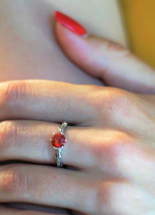 Кольцо женское серебрянное с гранатом