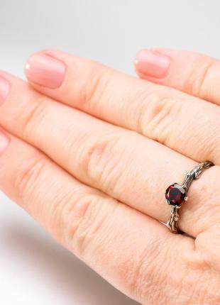 Кольцо женское серебрянное с гранатом