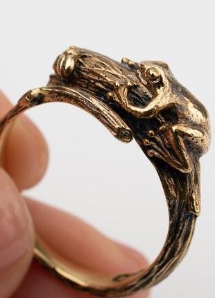Кольцо лягушка на охоте бронза6 фото