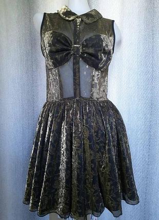 Жіноча блискуча ошатна прозора сукня, плаття, плаття, дуже пишна спідниця. карнавальний костюм.