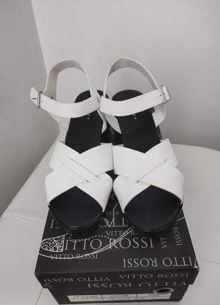 Босоніжки на каблуку білі нові босоножки женские белые2 фото