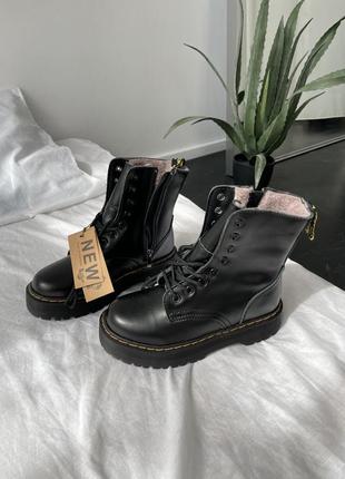 Жіночі черевики dr. martens на хутрі6 фото