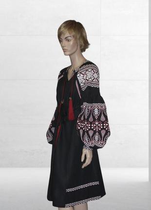 Чорна жіноча лляна сукня з вишивкою в етнічному богемному стилі. народне українське плаття вишиванка7 фото