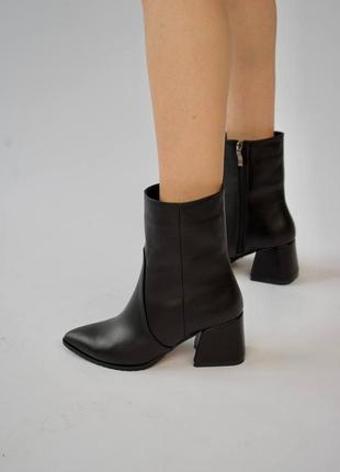 Жіночі черевики ботильйони з натуральної шкіри чорного кольору на каблуці 6 см та з гострим носиком