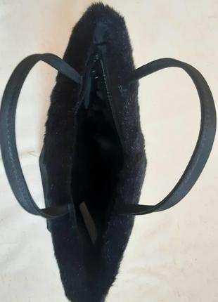 Черная маленькая зимняя сумочка с меховой оторочкой5 фото