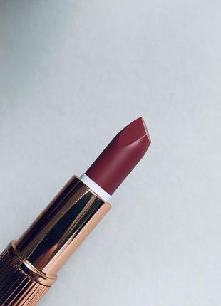 Charlotte tilbury помада matte revolution lipstick в оттенке walk of no shame2 фото