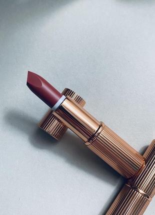 Charlotte tilbury помада matte revolution lipstick в оттенке walk of no shame