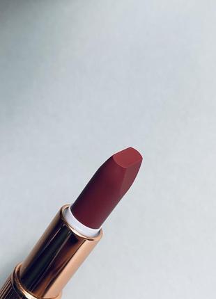 Charlotte tilbury помада matte revolution lipstick в оттенке walk of no shame3 фото