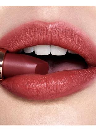 Charlotte tilbury помада matte revolution lipstick в оттенке walk of no shame6 фото