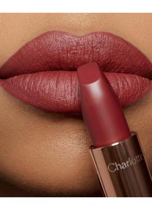 Charlotte tilbury помада matte revolution lipstick в оттенке walk of no shame7 фото