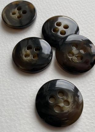 Пуговица костюмная  4 отв в пятнышка светло-коричневая 25мм роговая
