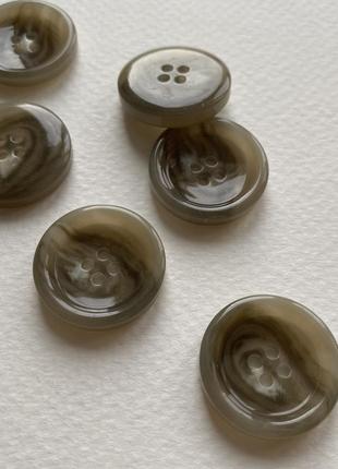 Пуговица костюмная  4 отв бортик пятнышко светло-серая 22мм роговая
