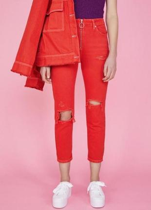 Джинсы мом с высокой посадкой потертостями  и круглой молнией